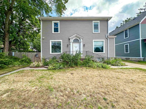 712 Marinette Avenue, Marinette, WI 54143