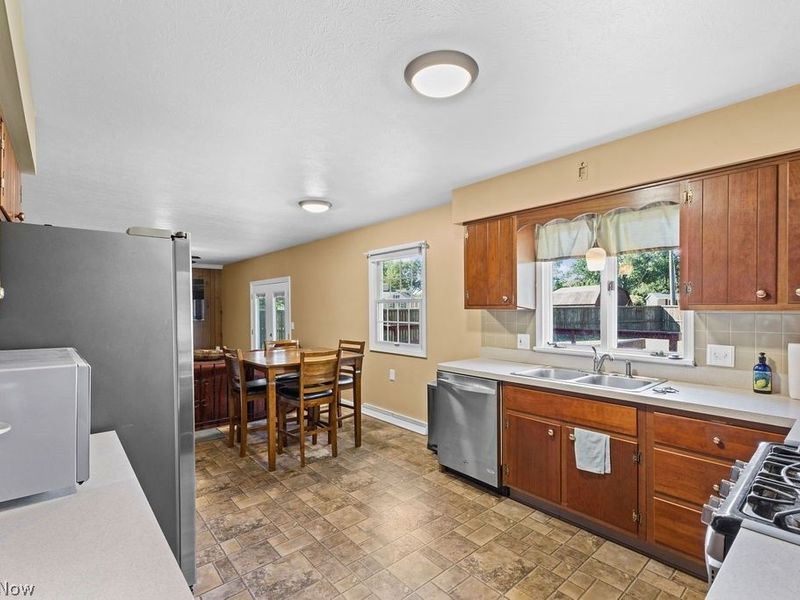 586 Brookpark Drive, Cuyahoga Falls, OH 44223 Photo 6