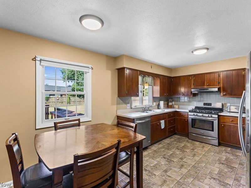 586 Brookpark Drive, Cuyahoga Falls, OH 44223 Photo 8