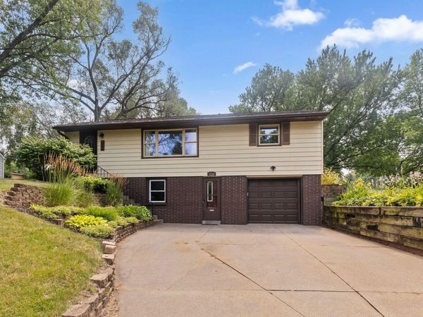 1716 County Road C E, Maplewood, MN 55109