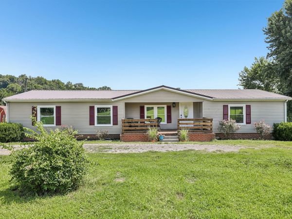 1846 Theta Pike , Columbia, TN 38401