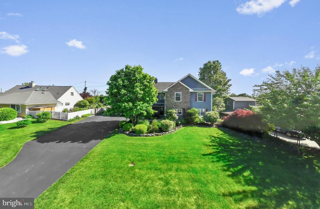 21 RED ROSE DRIVE , LEVITTOWN, PA 19056