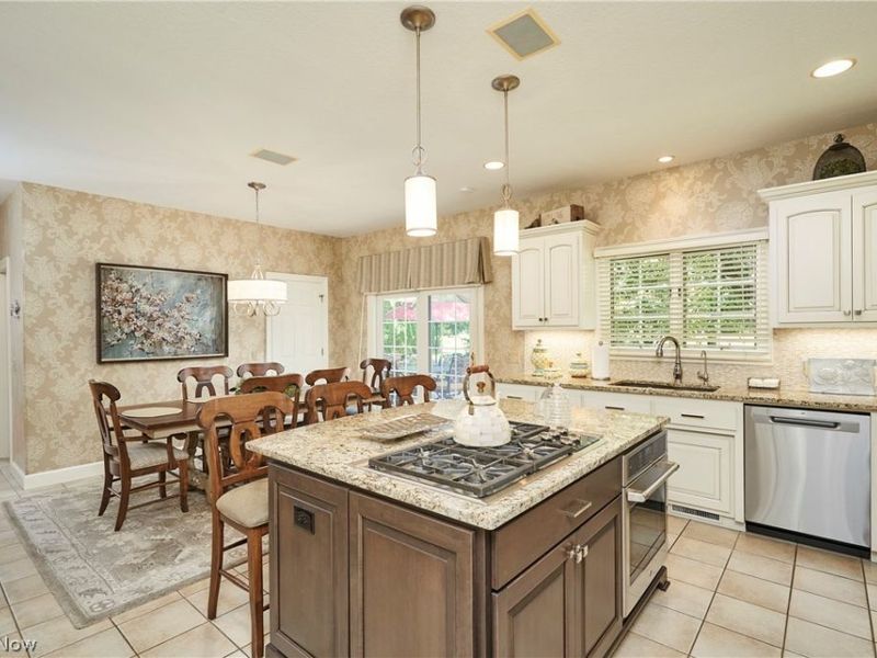 662 Heatherleigh Drive, Akron, OH 44333 Photo 7