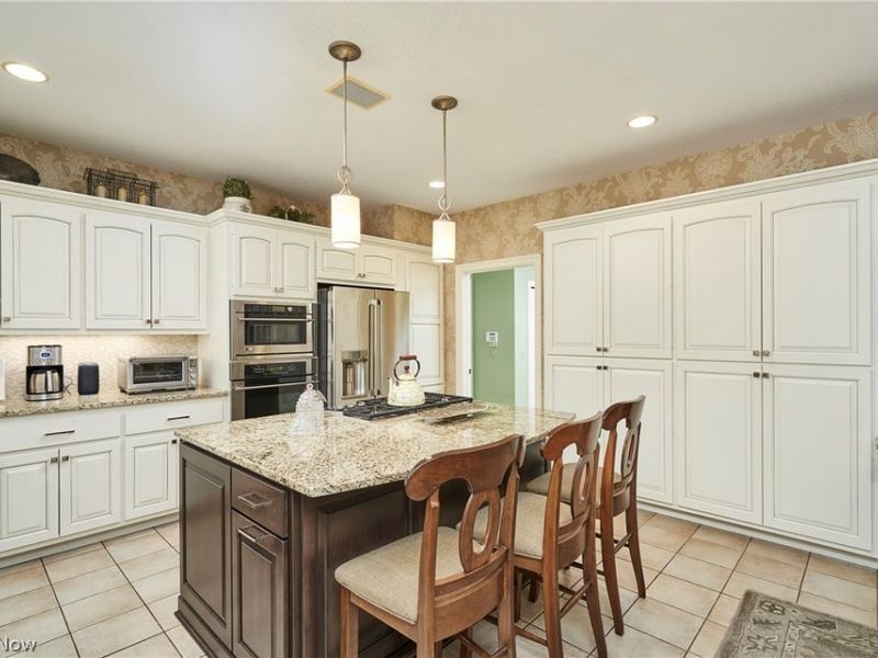 662 Heatherleigh Drive, Akron, OH 44333 Photo 8