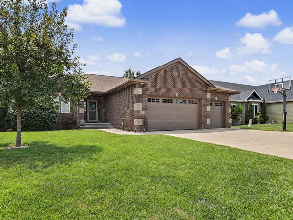 4975 Andrews Place, Pleasant Hill, IA 50327