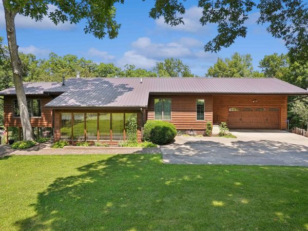 25211 209th Avenue, Delhi, IA 52223