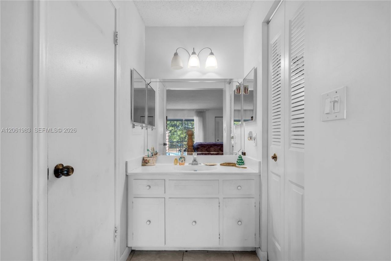 3551 Inverrary Dr , Unit 208, Lauderhill, FL 33319 Photo