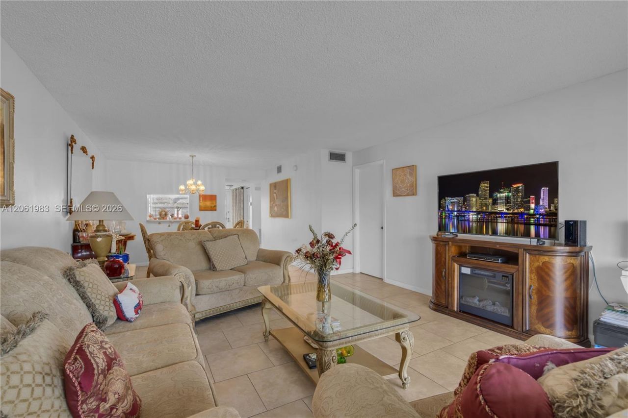 3551 Inverrary Dr , Unit 208, Lauderhill, FL 33319 Photo
