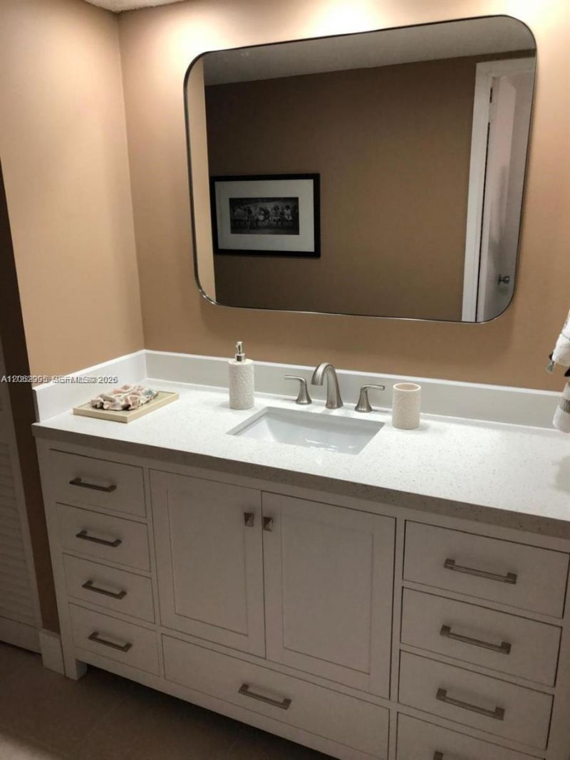5701 Collins Ave , Unit 919, Miami Beach, FL 33140 Photo