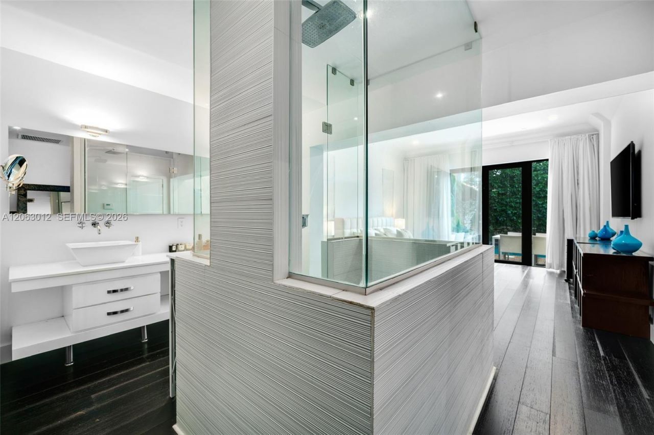 110 3rd San Marino Ter, Miami Beach, FL 33139 Photo