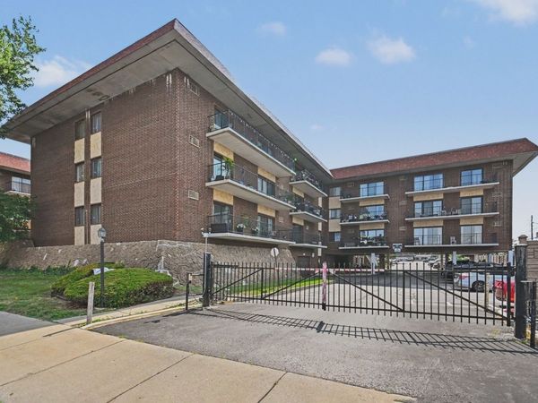 9520 Mayfield Avenue, Unit N209, Oak Lawn, IL 60453