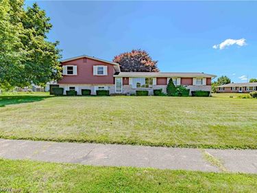 932 Richards Drive, Louisville, OH 44641
