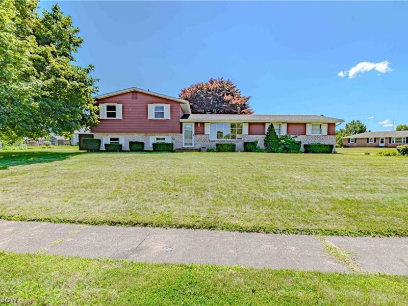 932 Richards Drive, Louisville, OH 44641 Photo 1