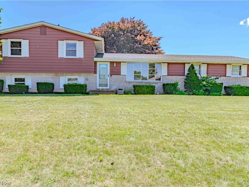 932 Richards Drive, Louisville, OH 44641 Photo 2