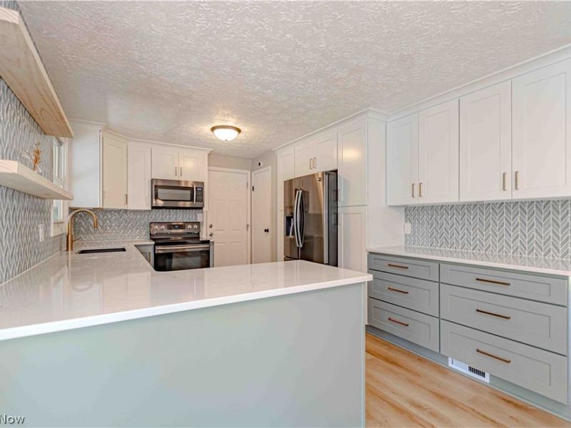 932 Richards Drive, Louisville, OH 44641 Photo 8