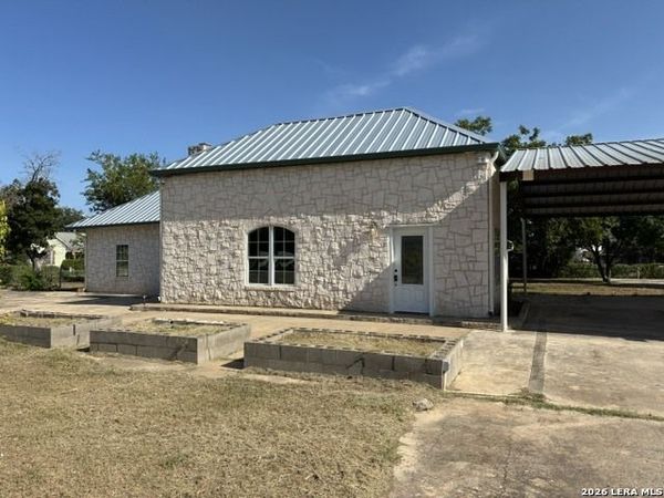 110 Tyler Ave, Sabinal, TX 78881