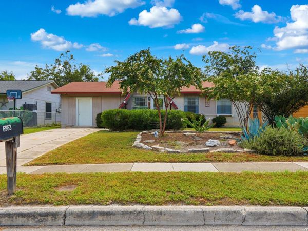 6962 APPLE VALLEY DR, San Antonio, TX 78242