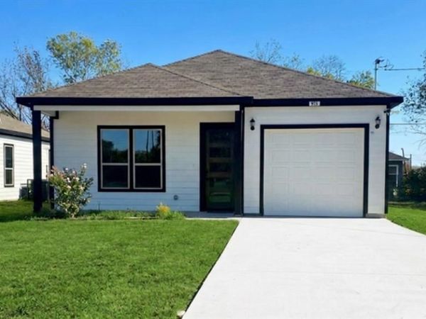 915 E 11th Avenue , Corsicana, TX 75110