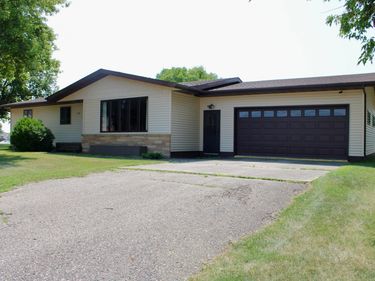 506 Lincoln Avenue W, Karlstad, MN 56732