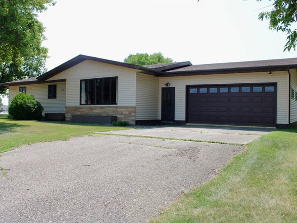 506 Lincoln Avenue W, Karlstad, MN 56732
