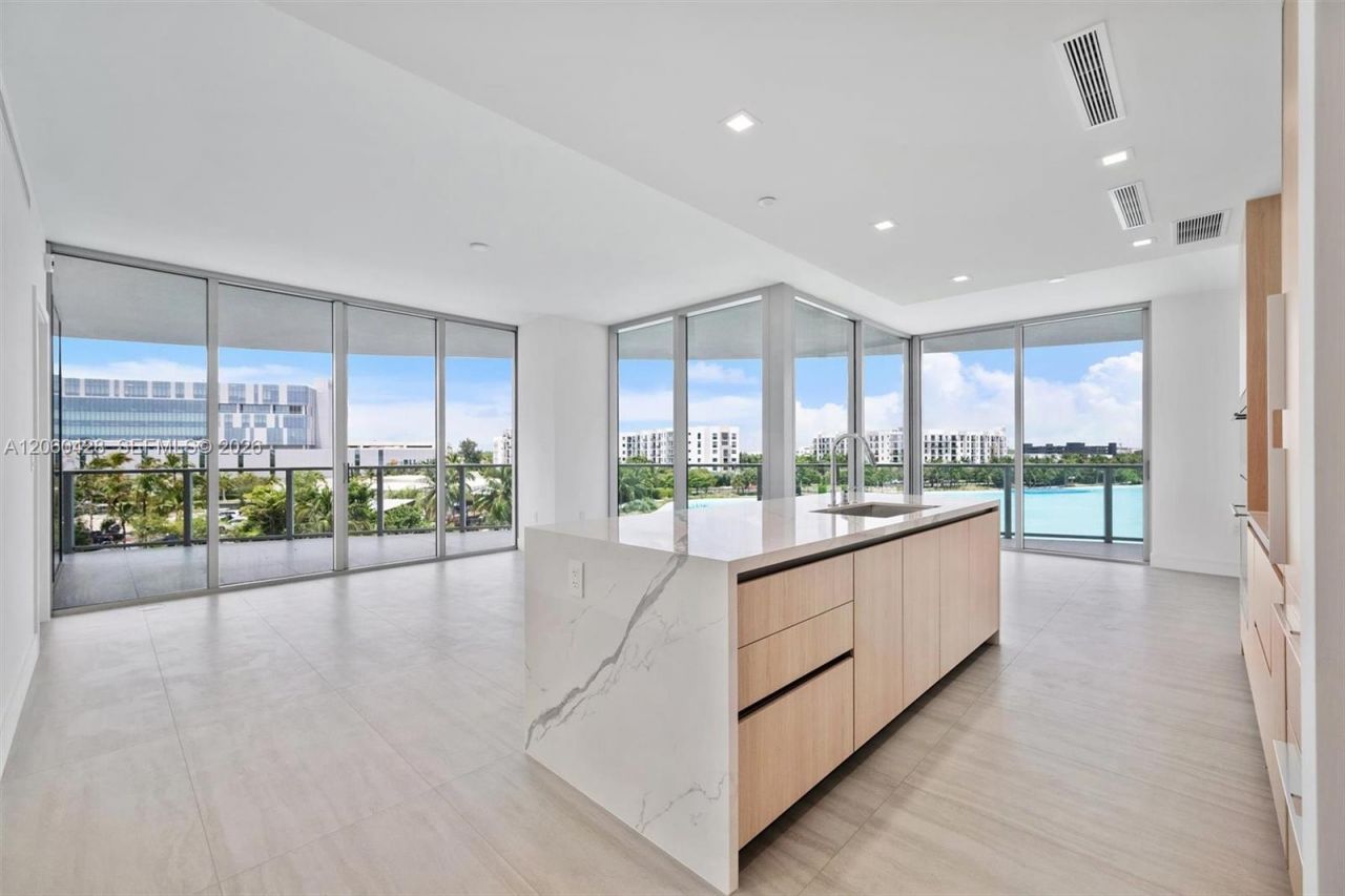 2411 Laguna Circle , Unit 306, Miami, FL 33181 Photo