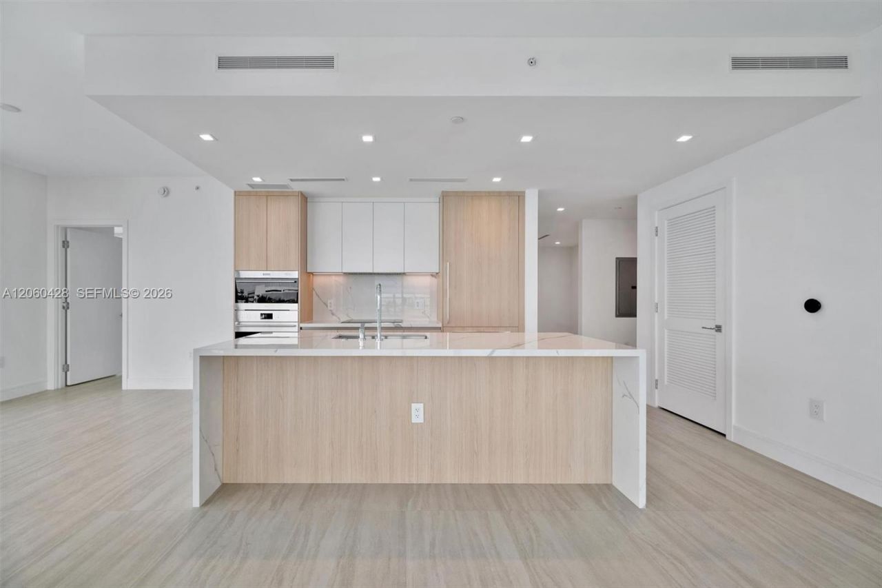 2411 Laguna Circle , Unit 306, Miami, FL 33181 Photo