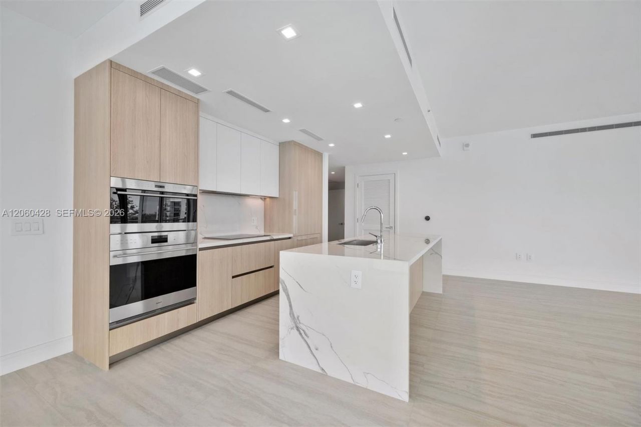 2411 Laguna Circle , Unit 306, Miami, FL 33181 Photo