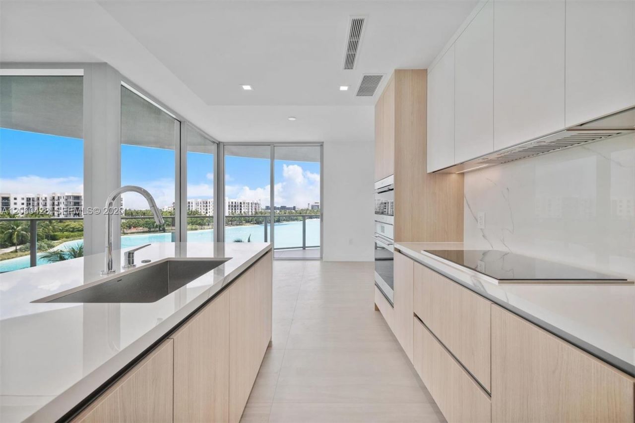 2411 Laguna Circle , Unit 306, Miami, FL 33181 Photo