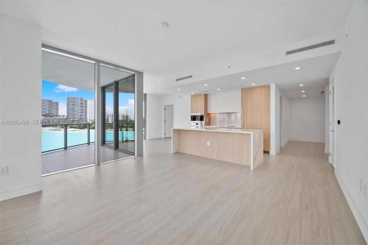 2411 Laguna Circle , Unit 306, Miami, FL 33181 Photo