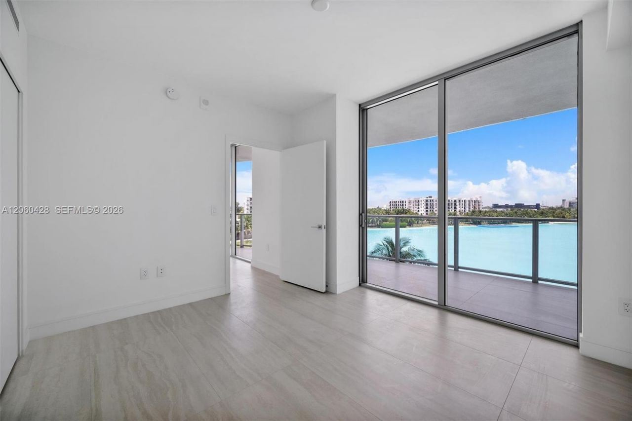 2411 Laguna Circle , Unit 306, Miami, FL 33181 Photo