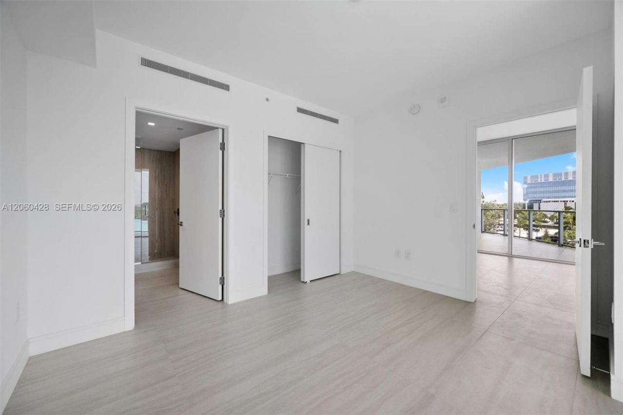 2411 Laguna Circle , Unit 306, Miami, FL 33181 Photo