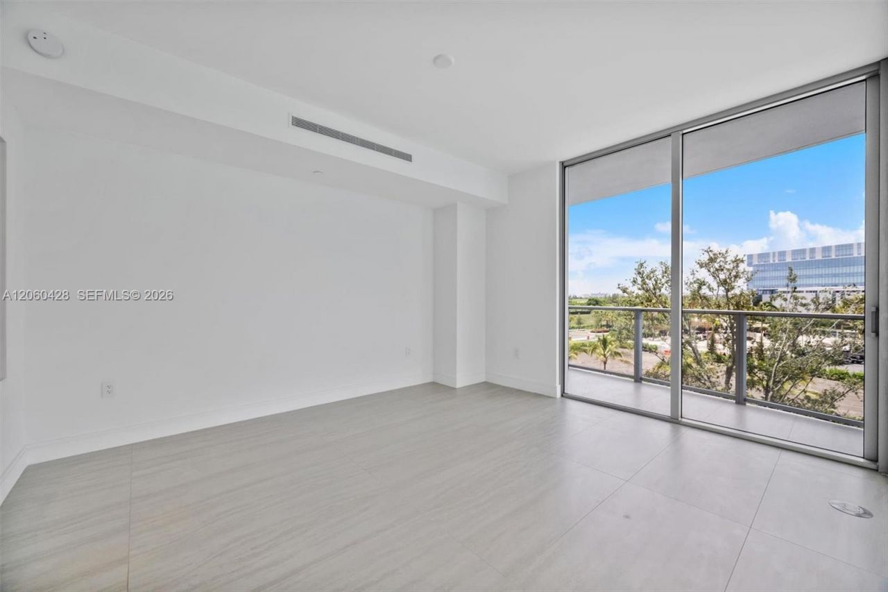 2411 Laguna Circle , Unit 306, Miami, FL 33181 Photo