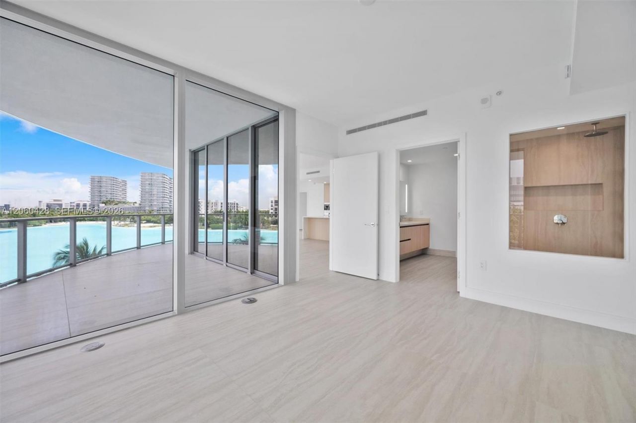 2411 Laguna Circle , Unit 306, Miami, FL 33181 Photo