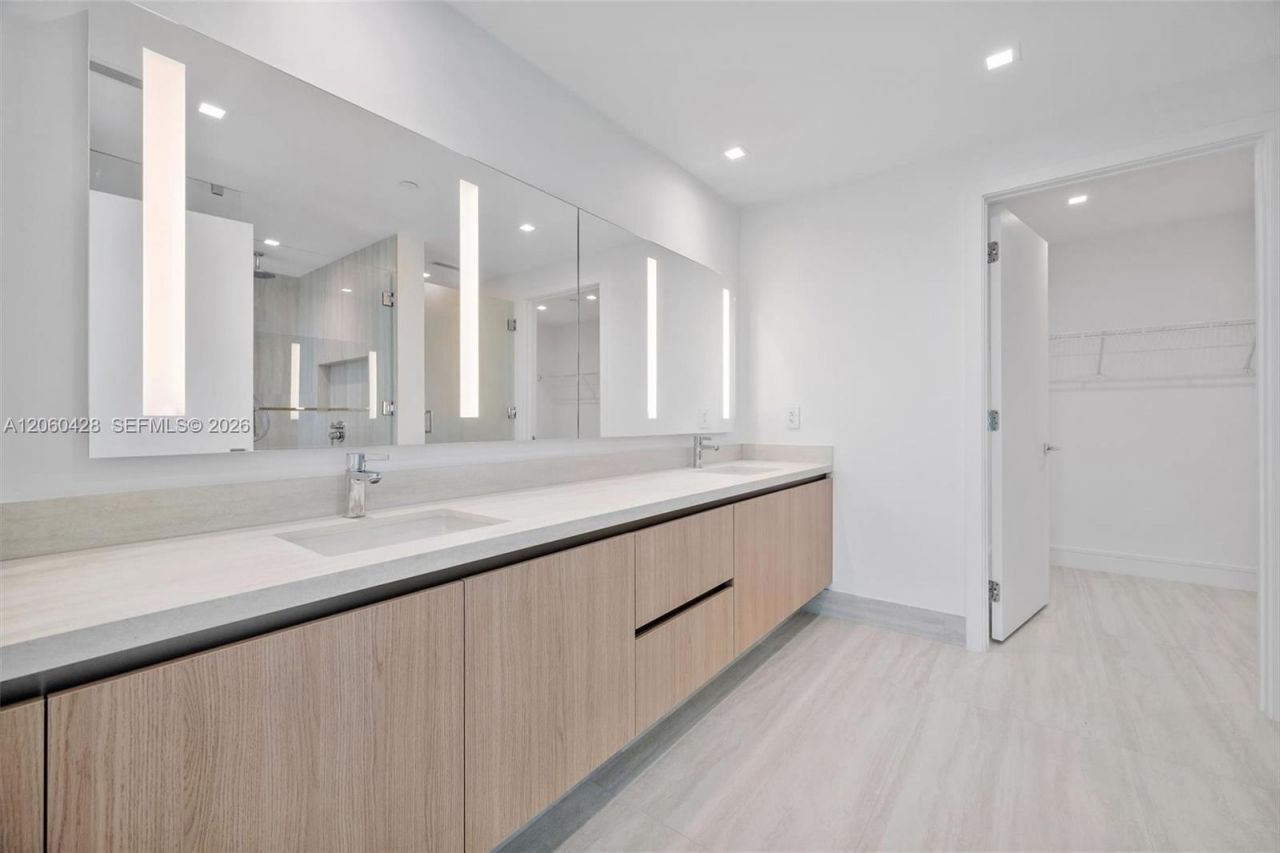 2411 Laguna Circle , Unit 306, Miami, FL 33181 Photo