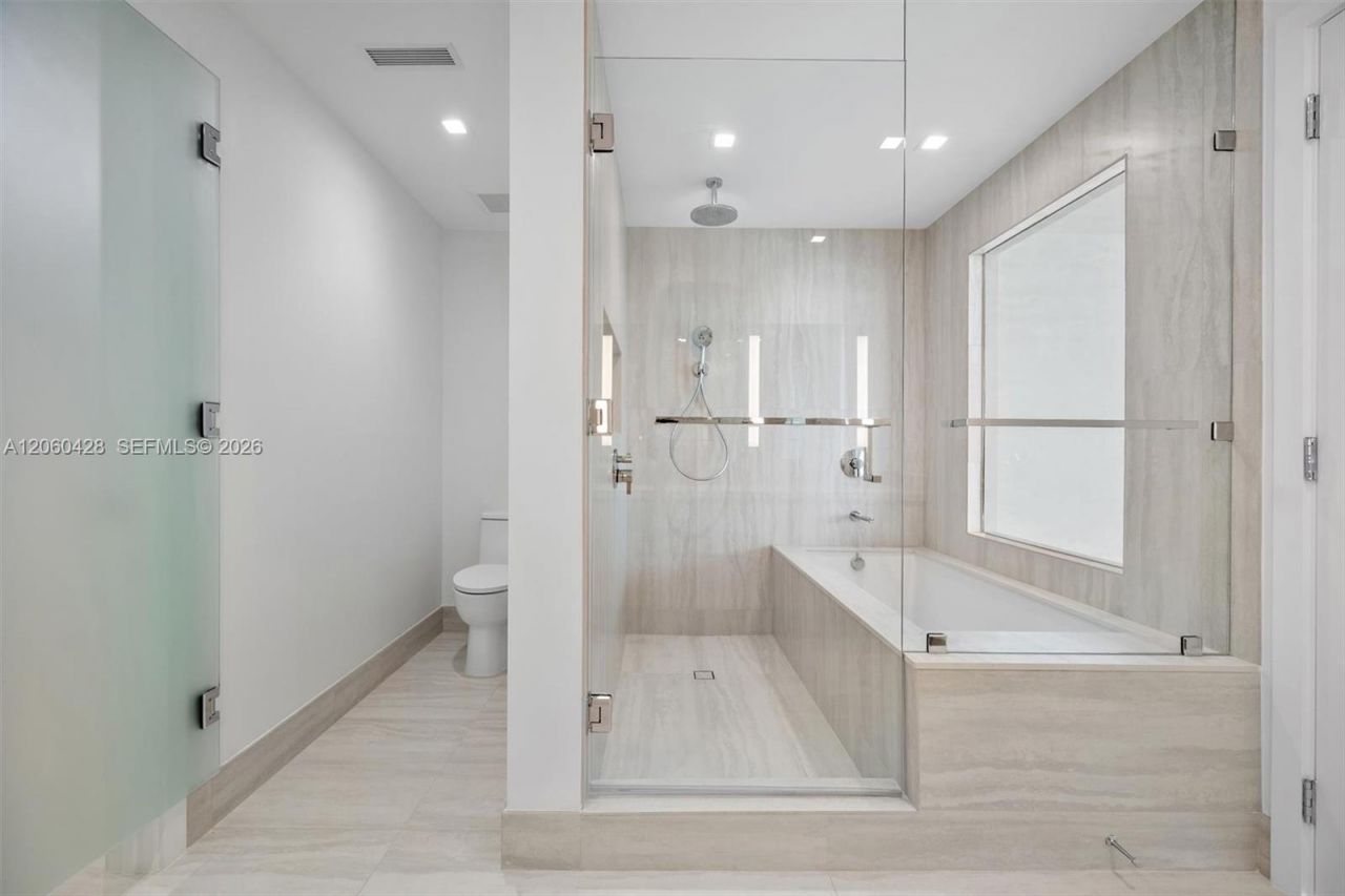2411 Laguna Circle , Unit 306, Miami, FL 33181 Photo