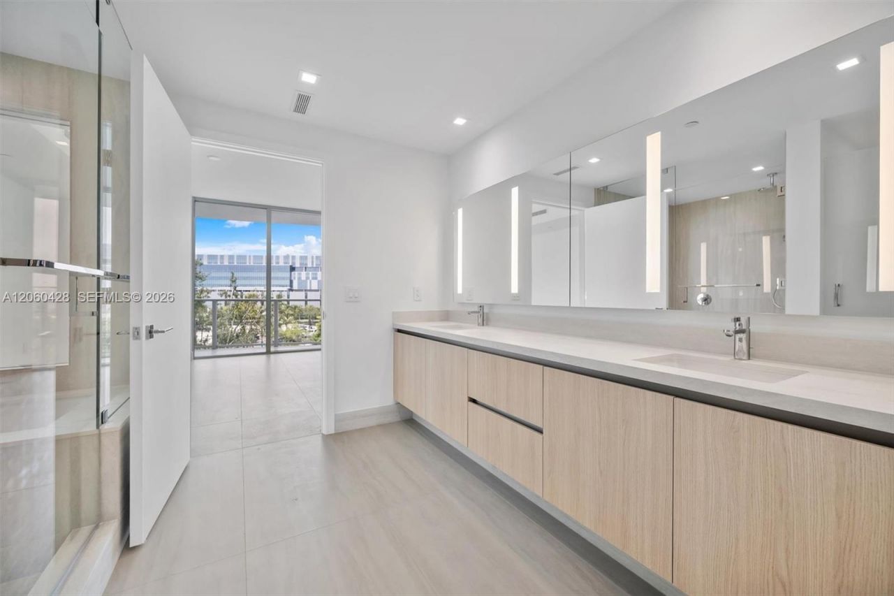 2411 Laguna Circle , Unit 306, Miami, FL 33181 Photo