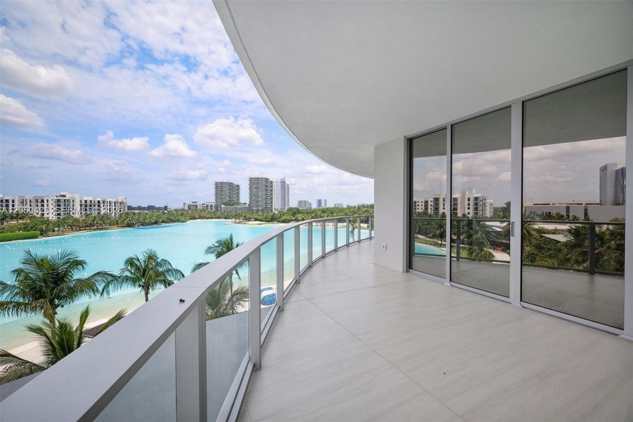 2411 Laguna Circle , Unit 306, Miami, FL 33181 Photo