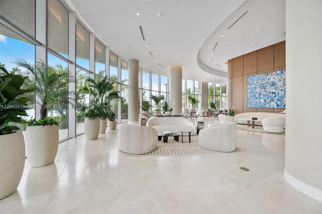 2411 Laguna Circle , Unit 306, Miami, FL 33181 Photo