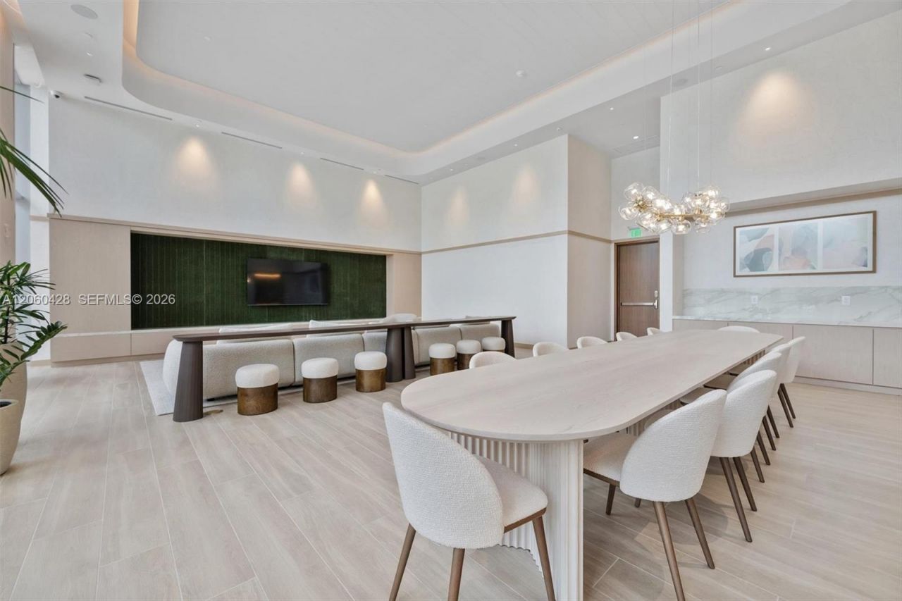 2411 Laguna Circle , Unit 306, Miami, FL 33181 Photo
