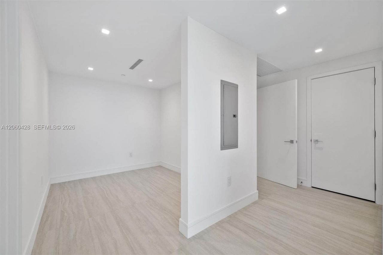 2411 Laguna Circle , Unit 306, Miami, FL 33181 Photo