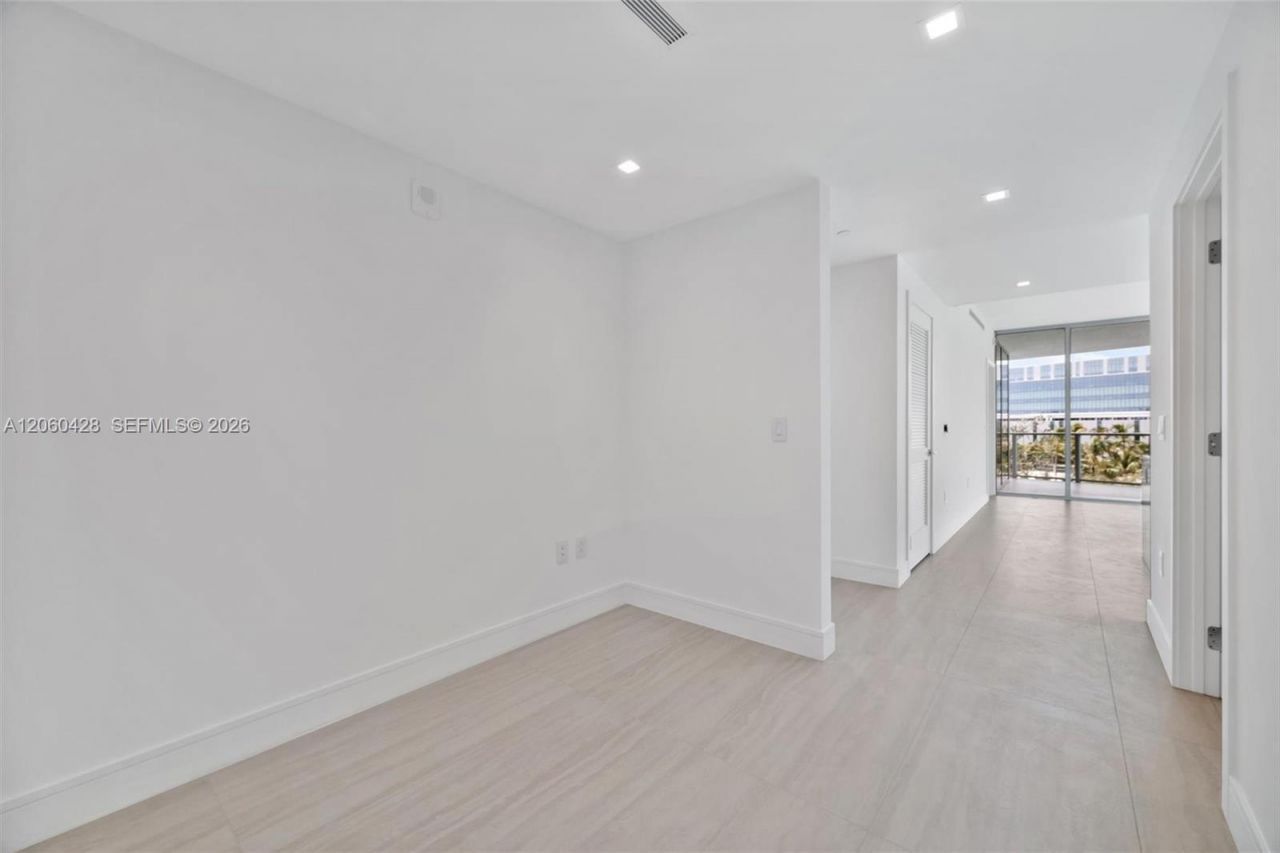 2411 Laguna Circle , Unit 306, Miami, FL 33181 Photo