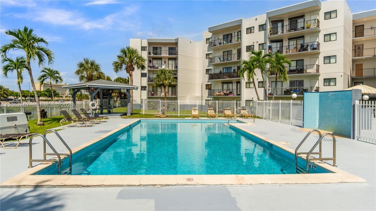 1820 W 53rd St, Unit 204, Hialeah, FL 33012 Photo