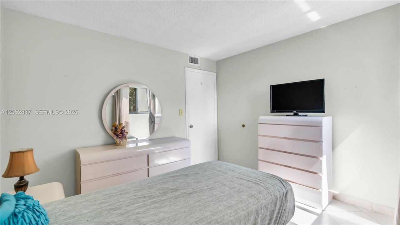 1820 W 53rd St, Unit 204, Hialeah, FL 33012 Photo