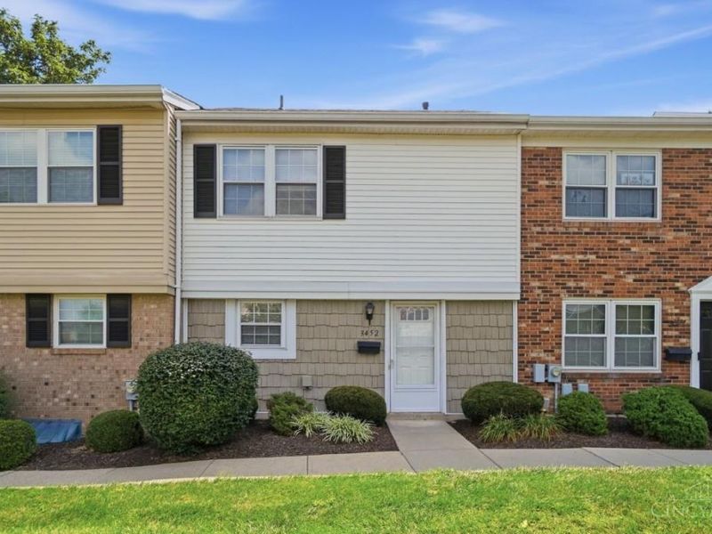 3452 Amberway Court, Cincinnati, OH 45251 Photo 2