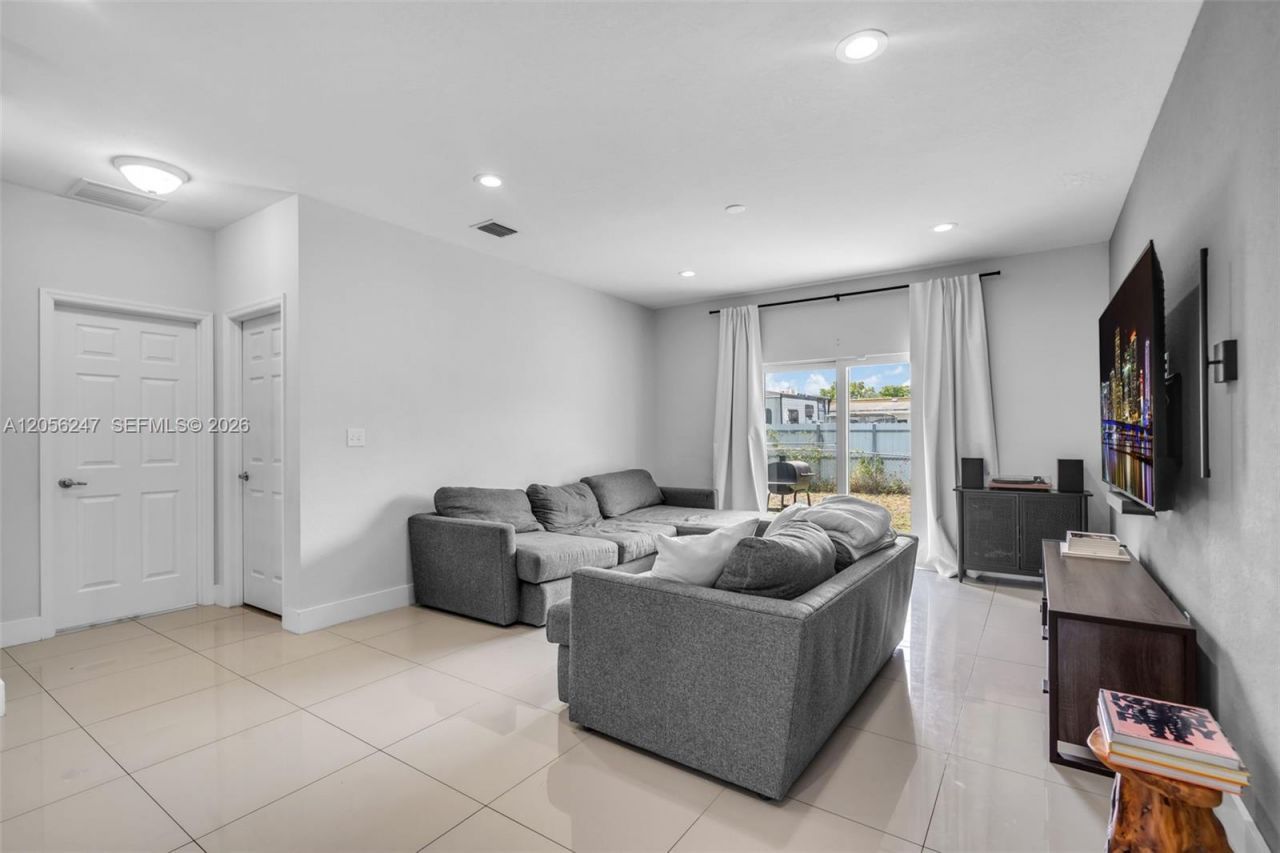 1330 NW 11th St, Fort Lauderdale, FL 33311 Photo