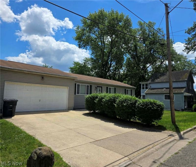 1895 Ritzman Court, Akron, OH 44314 Main Photo