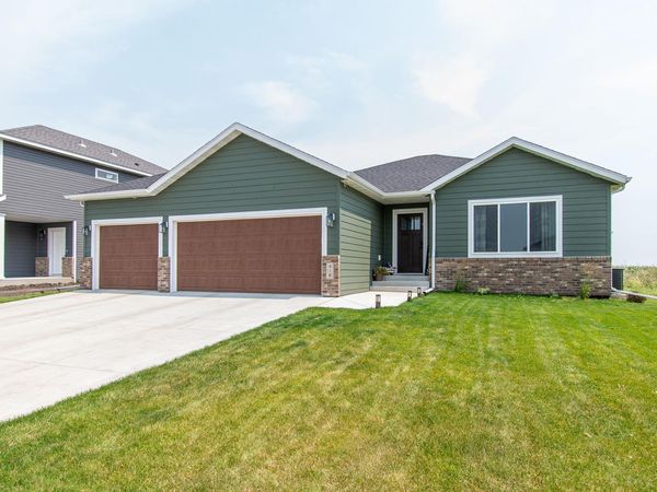 418 Lionheart Drive, Horace, ND 58047