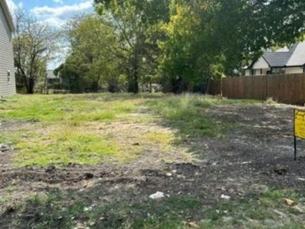 402 E Bonham Street , Tom Bean, TX 75491