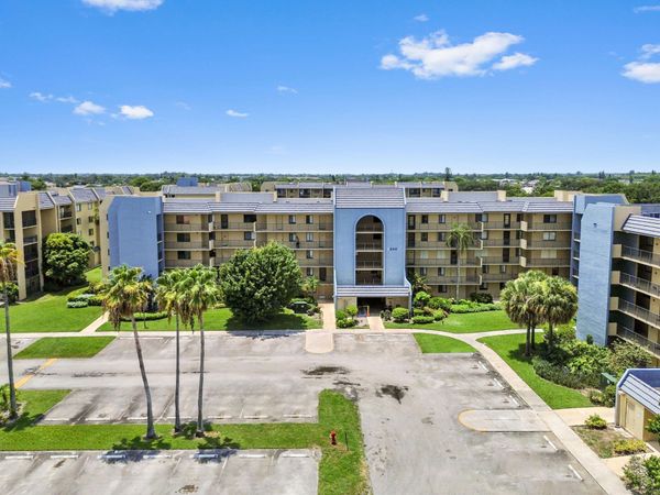2820 Tennis Club Drive, Unit 401, West Palm Beach, FL 33417