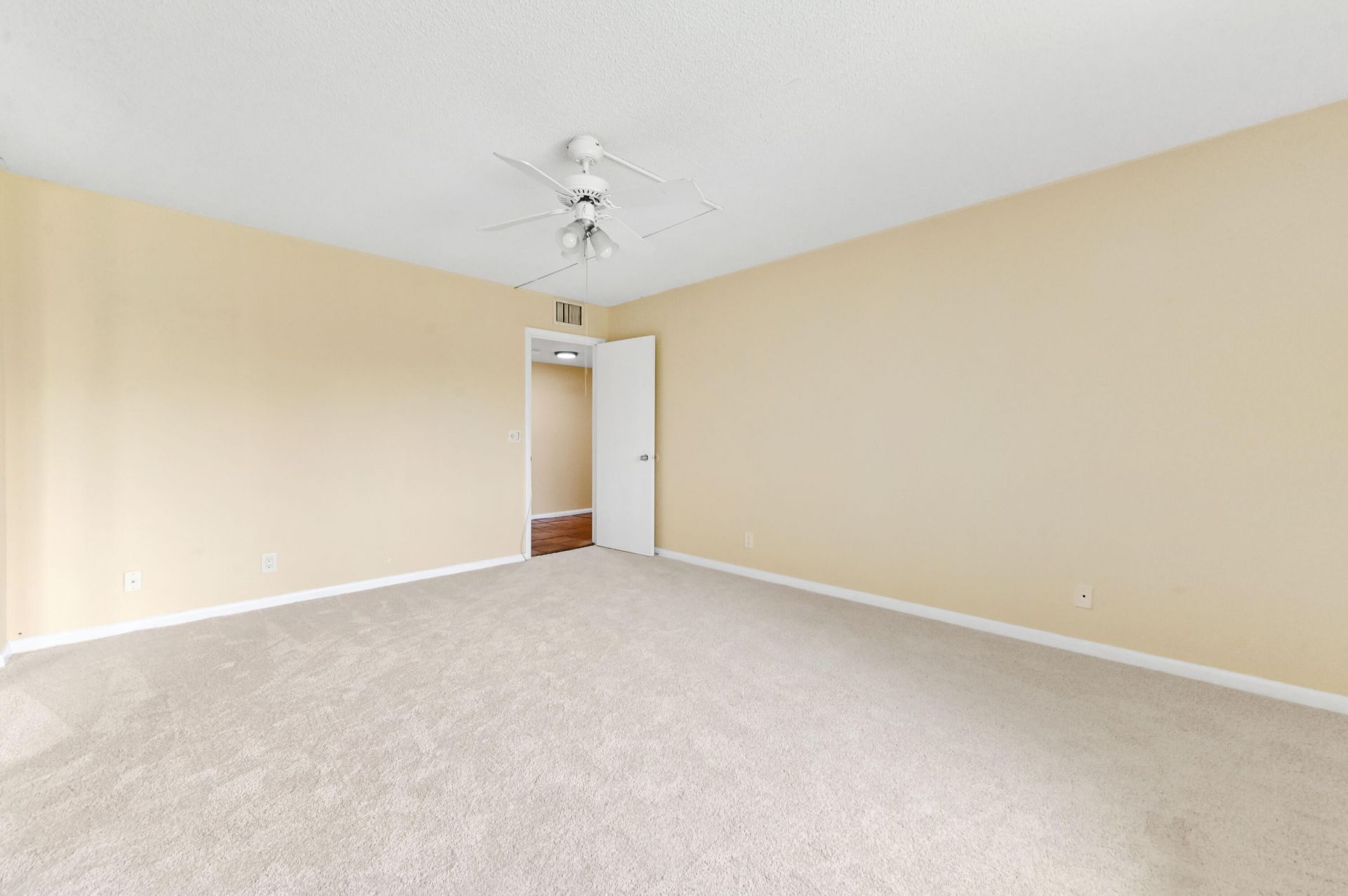2820 Tennis Club Drive, Unit 401, West Palm Beach, FL 33417 Photo
